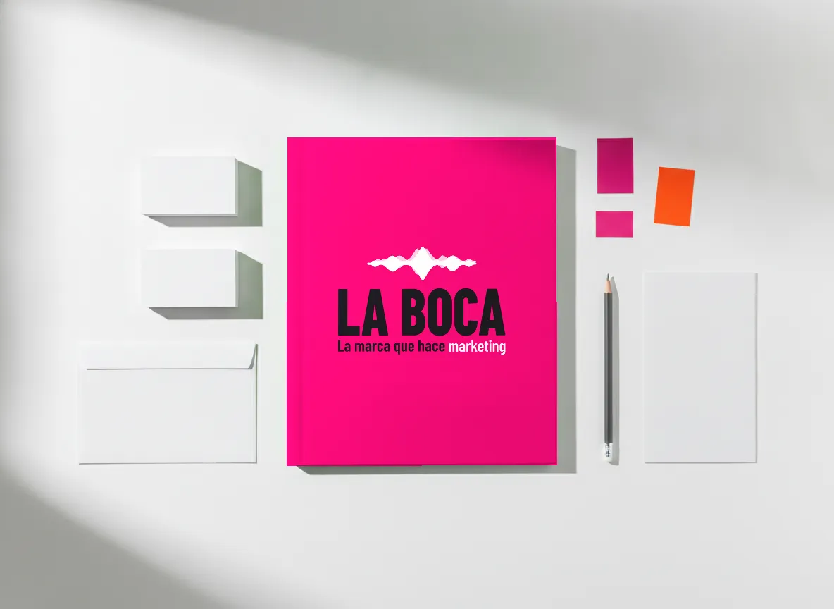 Carpeta magenta con el logo de La Boca, tarjetas en blanco, un sobre, un lápiz y muestras de color.