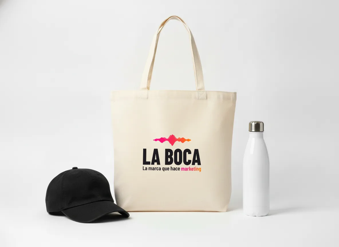 Bolsa de tela con el logo de La Boca, una gorra negra y una botella blanca.